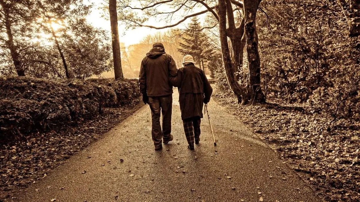چرا با کهولت سن کمرمان خم میشود؟