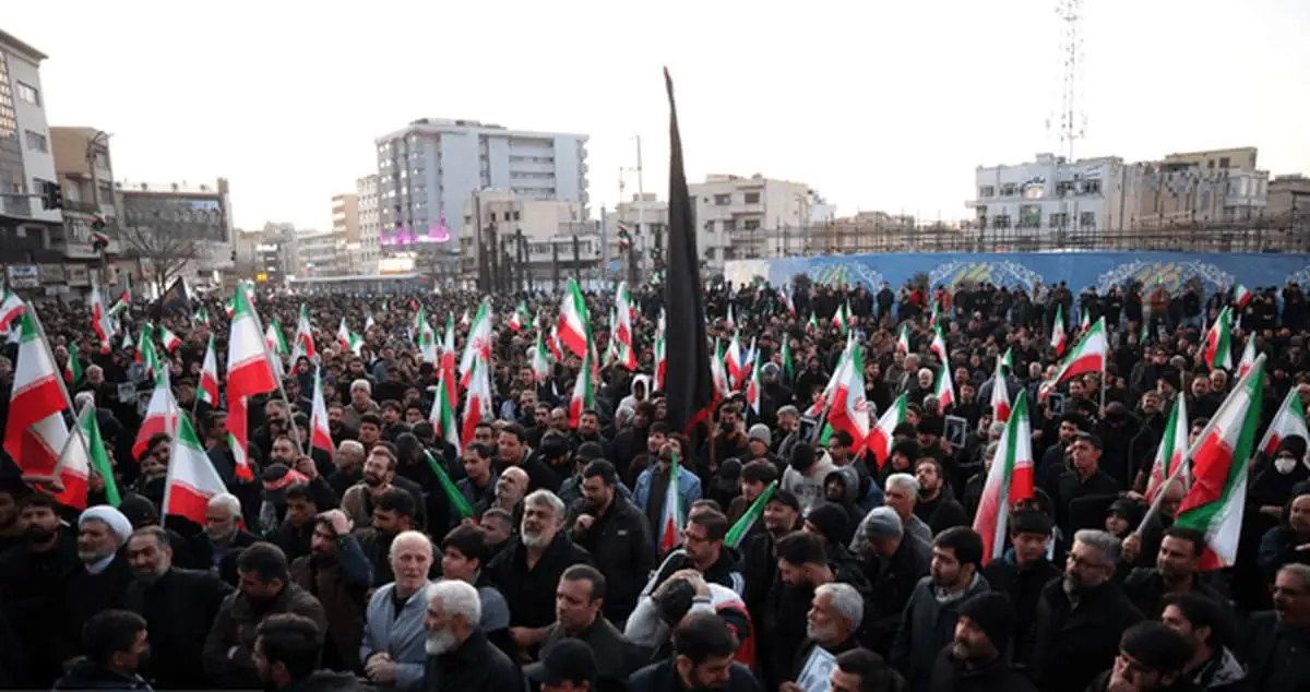 جمعیت سوگوار در حال حرکت به سمت میدان انقلاب تهران