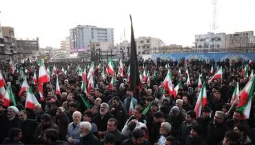 جمعیت سوگوار در حال حرکت به سمت میدان انقلاب تهران