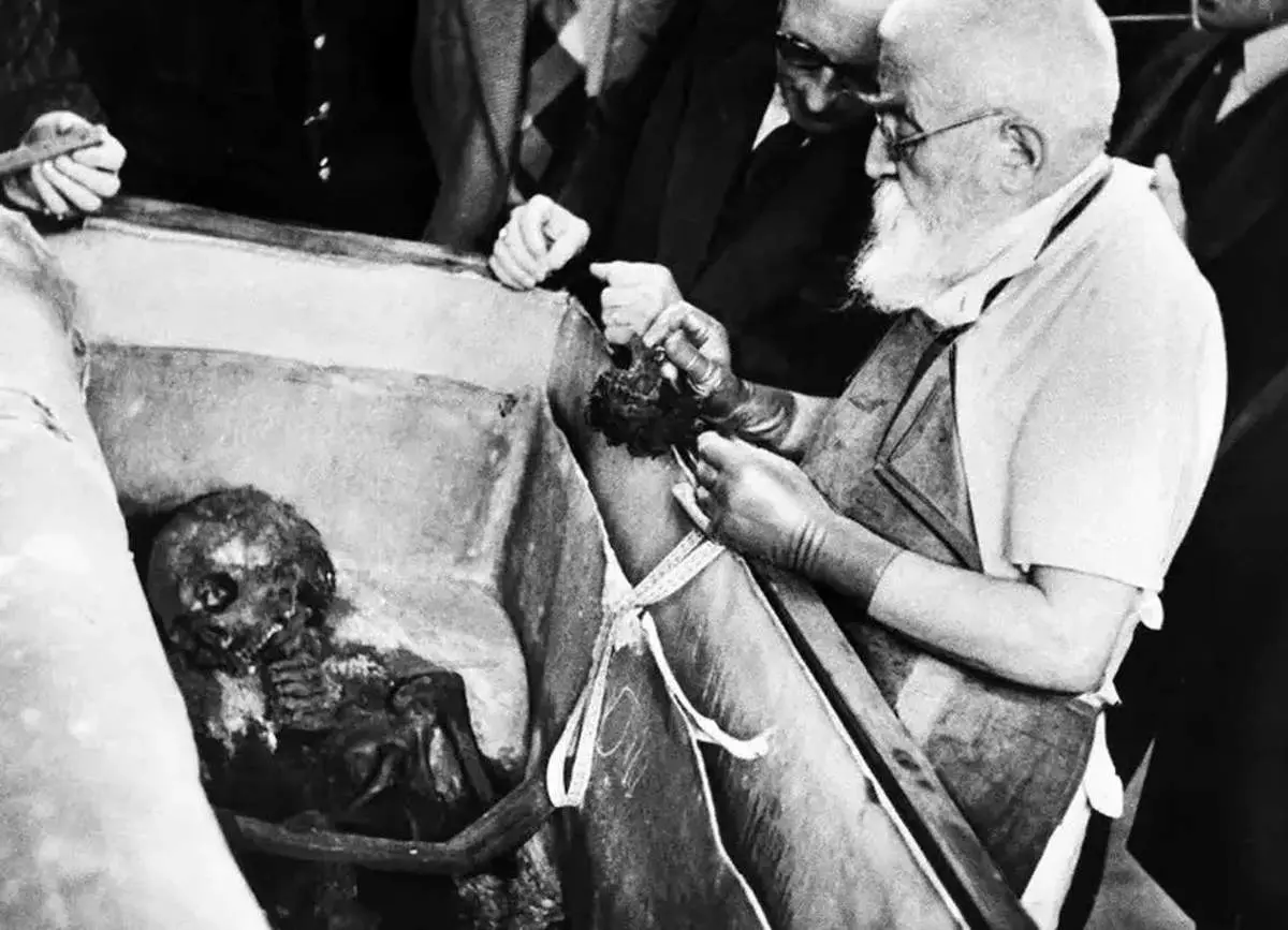 ماجرای ساعت‌سازی که خود را شاهزاده فرانسه معرفی کرد+ عکس