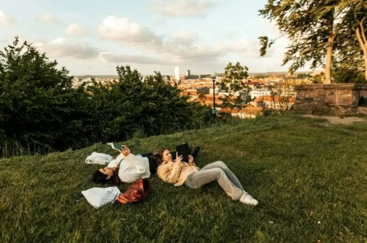 چرا خواندن همزمان دو کتاب برای مغز مفید است؟