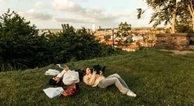 چرا خواندن همزمان دو کتاب برای مغز مفید است؟