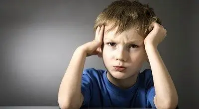  ۷ علامت نشانه مهم کم‌آبی در بدن کودکان که باید بشناسید!
