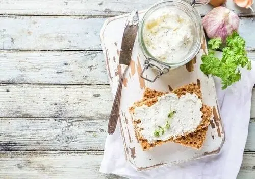 طرز تهیه لذیذترین پنیر خانگی فقط در ده دقیقه+ فیلم/  این پنیر را فقط با سه قلم مواد درست کن