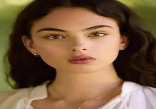 در آغوش پدر؛ کودکی مونیکا بلوچی در سال ۱۳۴۴
