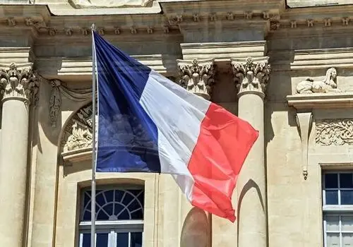 شکست سنگین دولت فرانسه در رأی اعتماد پارلمان و برکناری نخست‌وزیر