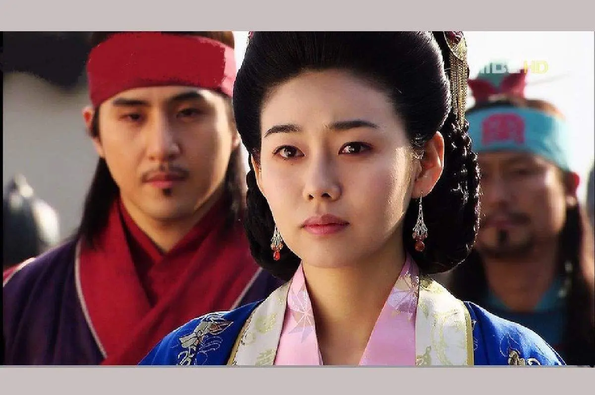 زیبایی ماندگار ستاره ۴۸ ساله «افسانه جومونگ» در کنار والدینش!