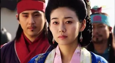 زیبایی ماندگار ستاره ۴۸ ساله «افسانه جومونگ» در کنار والدینش!