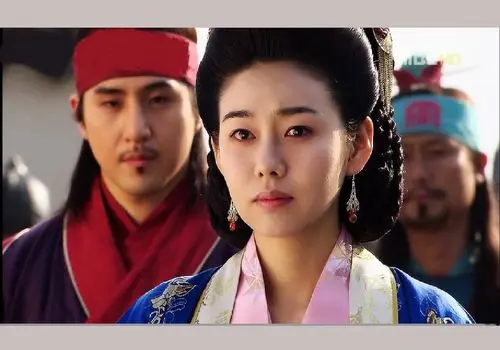 زیبایی ماندگار ستاره ۴۸ ساله «افسانه جومونگ» در کنار والدینش!