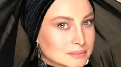 خانم بازیگر لباسش را با ماشین ست کرد