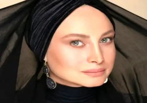 خانم بازیگر لباسش را با ماشین ست کرد