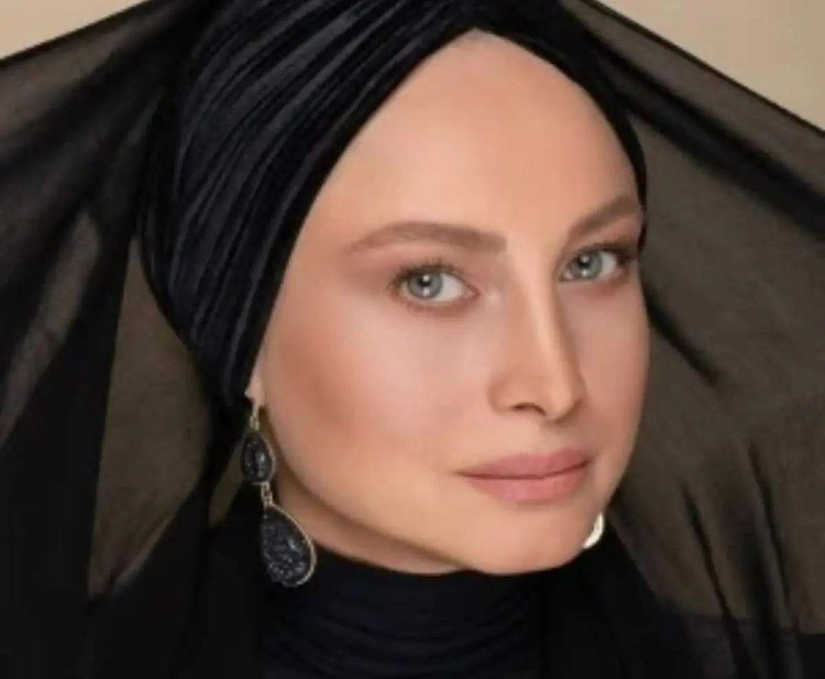 خانم بازیگر لباسش را با ماشین ست کرد