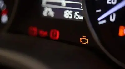 برسی علت های مختلف چشمک زدن چراغ چک خودرو 