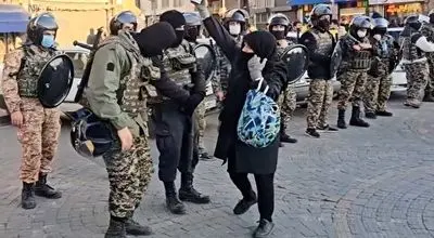 حرکت بانوی زنجانی با نیروهای ضدشورش/ویدیو 