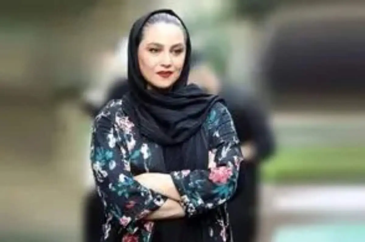 استایل آبی‌رنگ شبنم مقدمی در نشست کتابش