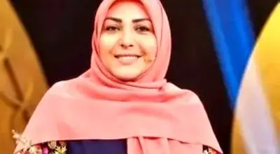 ژست خندان المیرا شریفی‌مقدم در کنار یک شتر