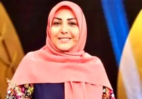 ژست خندان المیرا شریفی‌مقدم در کنار یک شتر