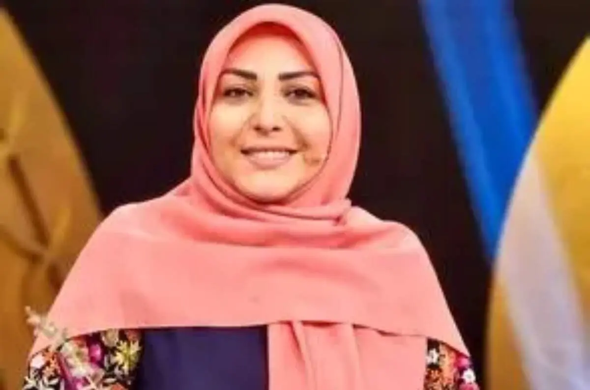 ژست خندان المیرا شریفی‌مقدم در کنار یک شتر