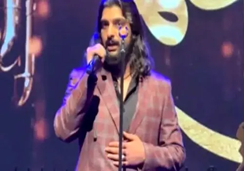 اجرای آهنگ ناصر عبداللهی توسط پسرش در شب یلدا + فیلم