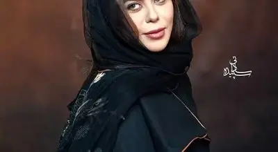 استایل متفاوت الهام اخوان در برج میلاد با پالتوی بلند و موهای فر پرحجم+فیلم