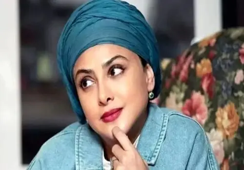 ژست و استایل هنری آزاده صمدی در یک آرت گالری