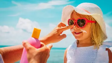 مقایسه SPF ۳۰ و SPF ۵۰؛ کدام‌یک محافظ بهتری برای پوست است؟