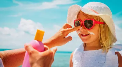 مقایسه SPF ۳۰ و SPF ۵۰؛ کدام‌یک محافظ بهتری برای پوست است؟