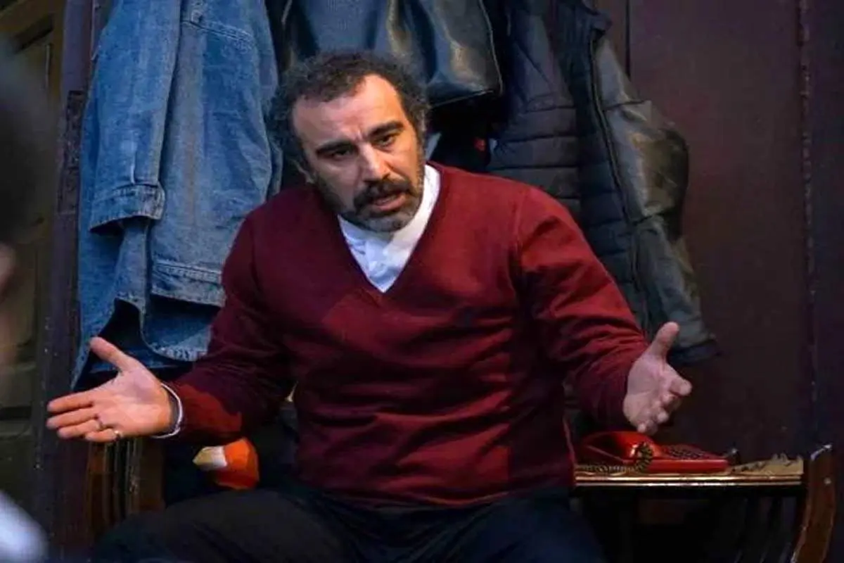 محسن تنابنده ۲۰ ساله در محاصره‌ی “جریان‌های عصبی” تئاتر / تصاویری نایاب از نقی معمولی پیش از شهرت