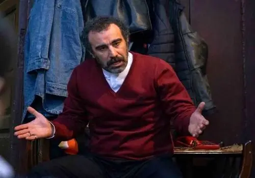 محسن تنابنده ۲۰ ساله در محاصره‌ی “جریان‌های عصبی” تئاتر / تصاویری نایاب از نقی معمولی پیش از شهرت