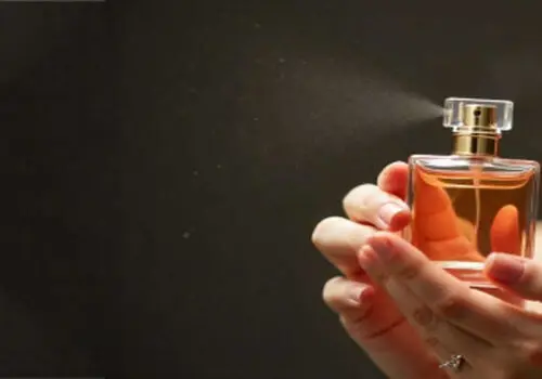 اسرار ماندگاری عطر؛ چطور تا پایان روز خوشبو بمانیم؟