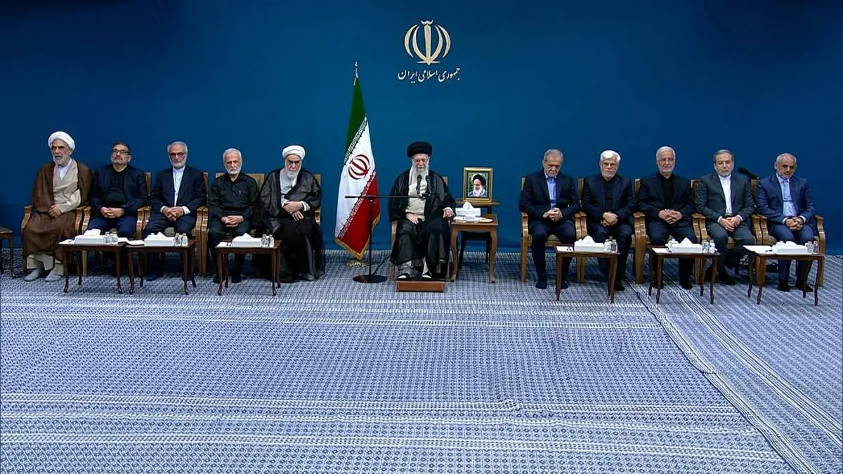 رهبر انقلاب: رئیسجمهور برای انتخاب وزیران با من مشورت کردند ؛ حل مسئله گرانی و تورم جزو اولویتهای فوری است