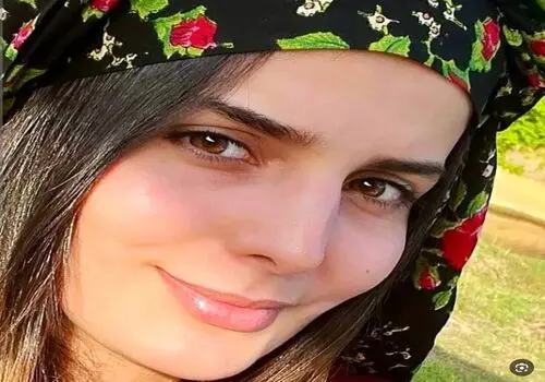 غزاله اکرمی با چادر در پشت‌صحنه سریال سوجان