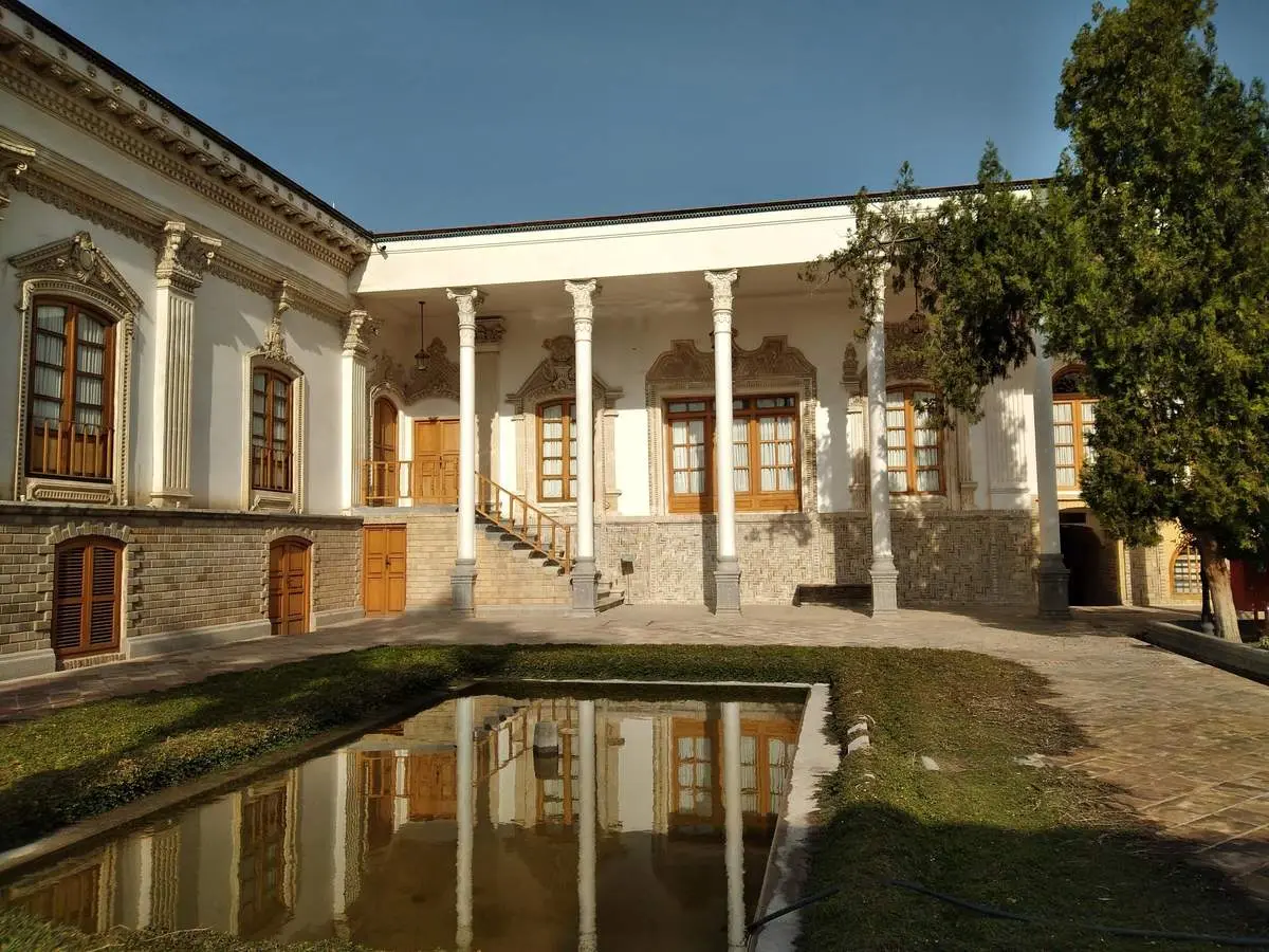 غفلت و بی‌توجهی مسئولان میراث فرهنگی و نابودی تاج عمارت امین‌لشکر+تصاویر