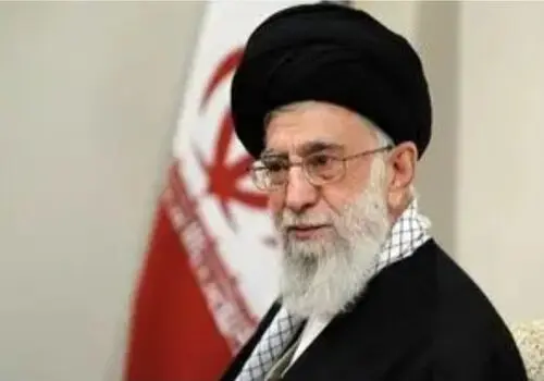 سیدمجتبی خامنه‌ای، فرزند رهبر انقلاب در ۱۲ سالگی در کنار پدر