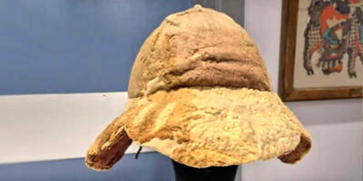 نمایش کلاه نمدی ۱۶۰۰ ساله مصری در موزه + عکس