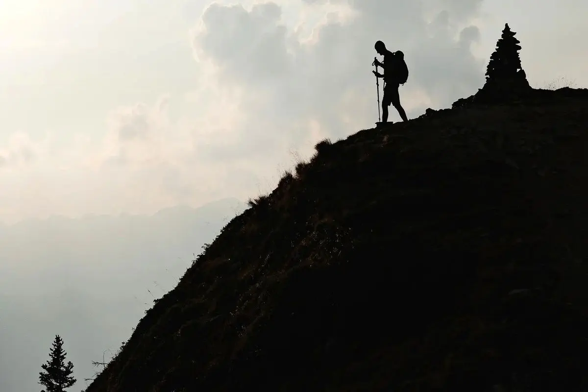 روش جالب یک کوهنورد برای پایین آمدن از کوه!+ فیلم