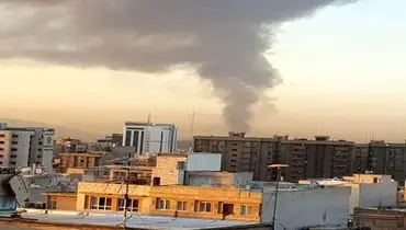 دود در آسمان جنوب‌غرب تهران؛ آتش‌سوزی لاستیک و ضایعات در احمدآباد مستوفی