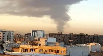 دود در آسمان جنوب‌غرب تهران؛ آتش‌سوزی لاستیک و ضایعات در احمدآباد مستوفی