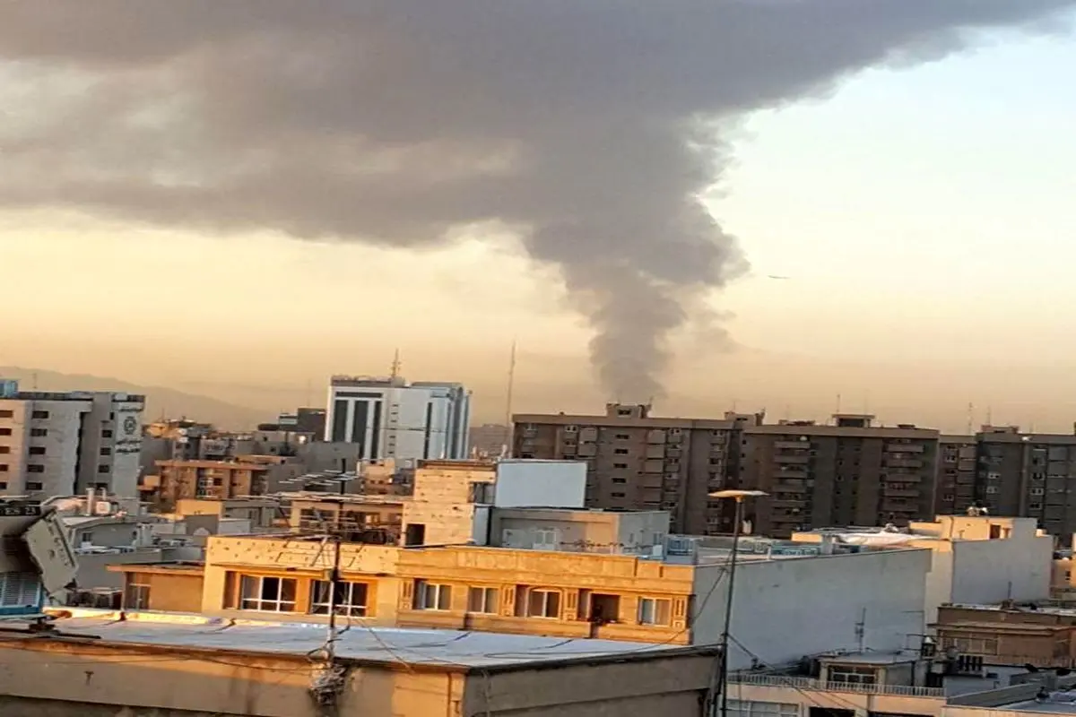 دود در آسمان جنوب‌غرب تهران؛ آتش‌سوزی لاستیک و ضایعات در احمدآباد مستوفی