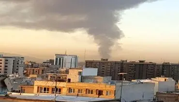 دود در آسمان جنوب‌غرب تهران؛ آتش‌سوزی لاستیک و ضایعات در احمدآباد مستوفی