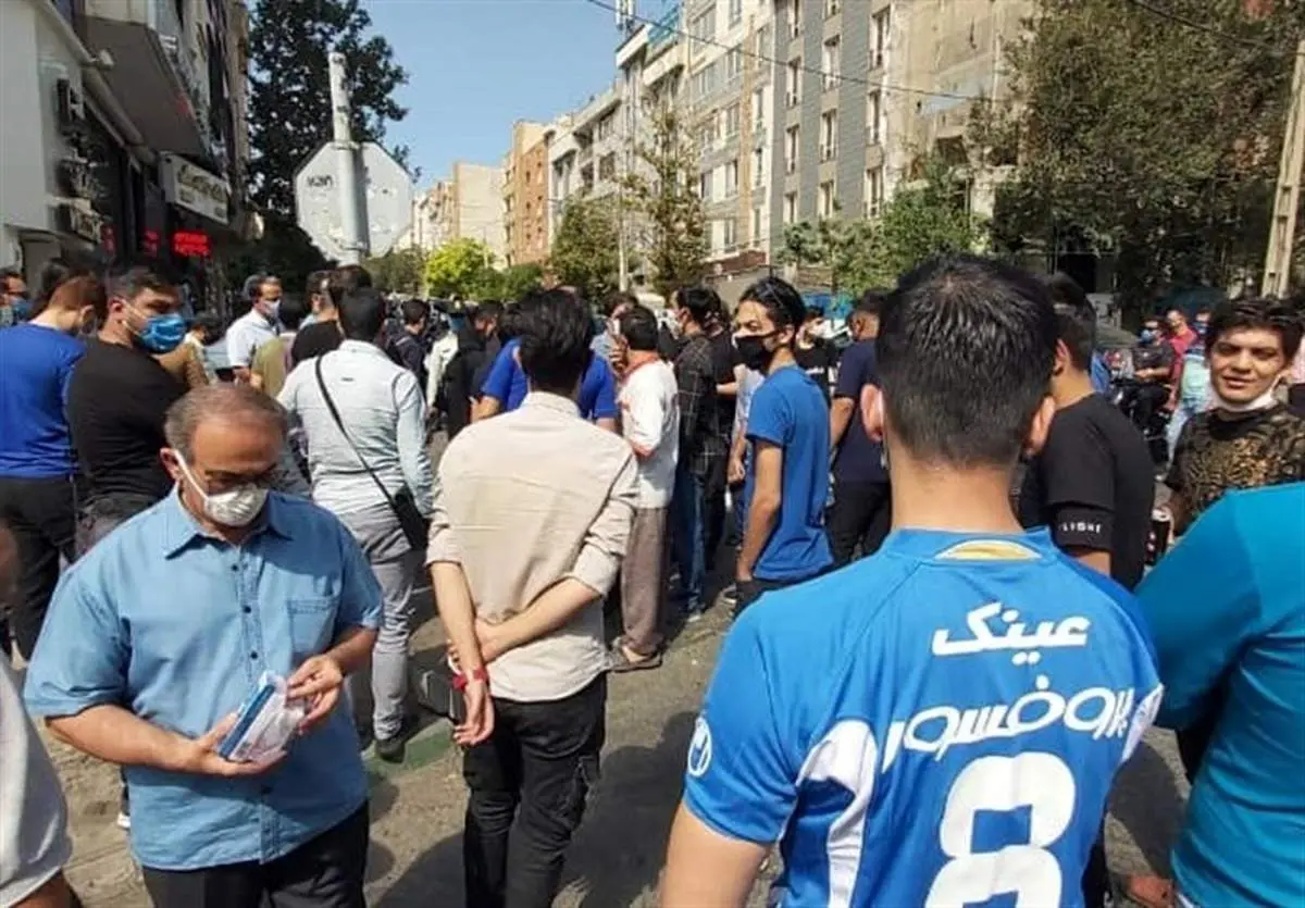 تجمع هواداران استقلال مقابل ساختمان باشگاه+ فیلم