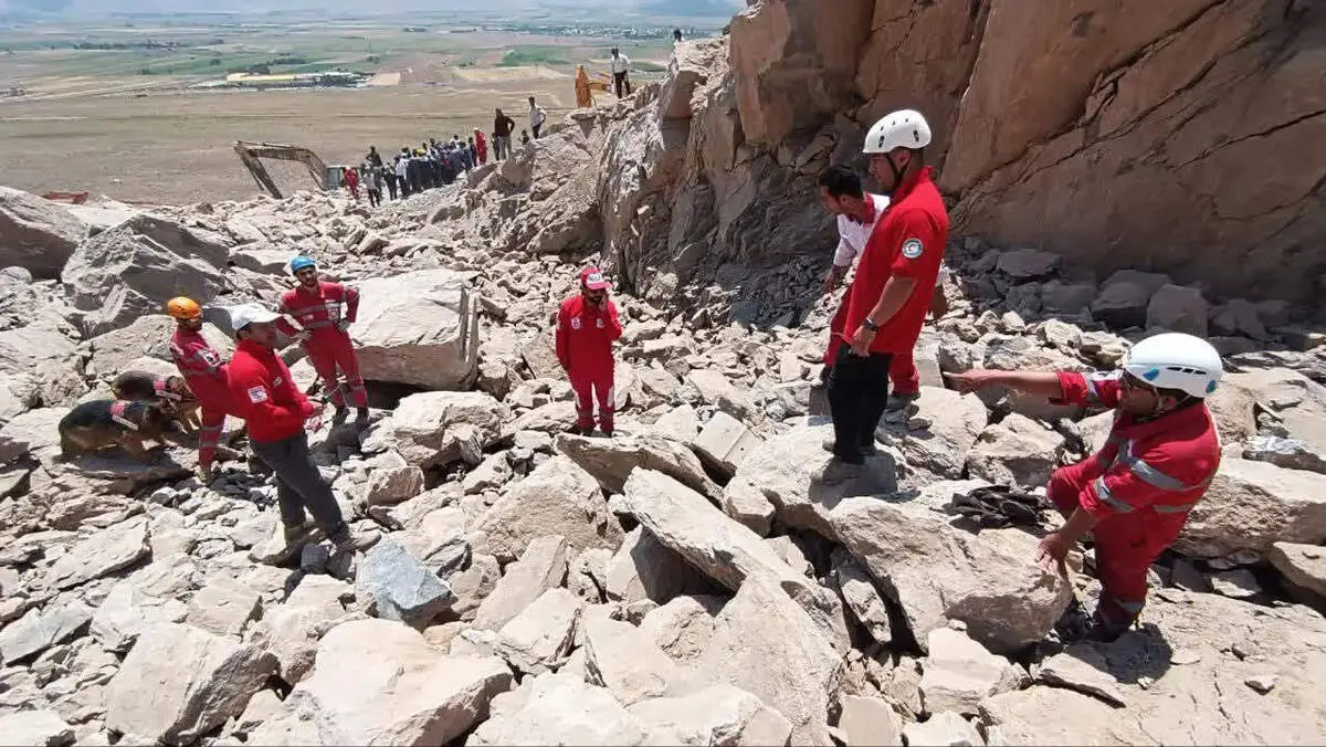 ریزش معدن شازند در استان مرکزی؛ حضور ٦ تیم سگ هاى جستجو برای نجات افراد محبوس