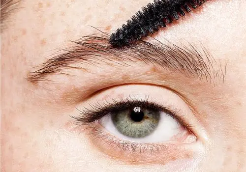 کمبود چه ویتامین‌هایی ابروها را ضعیف می‌کند؟

