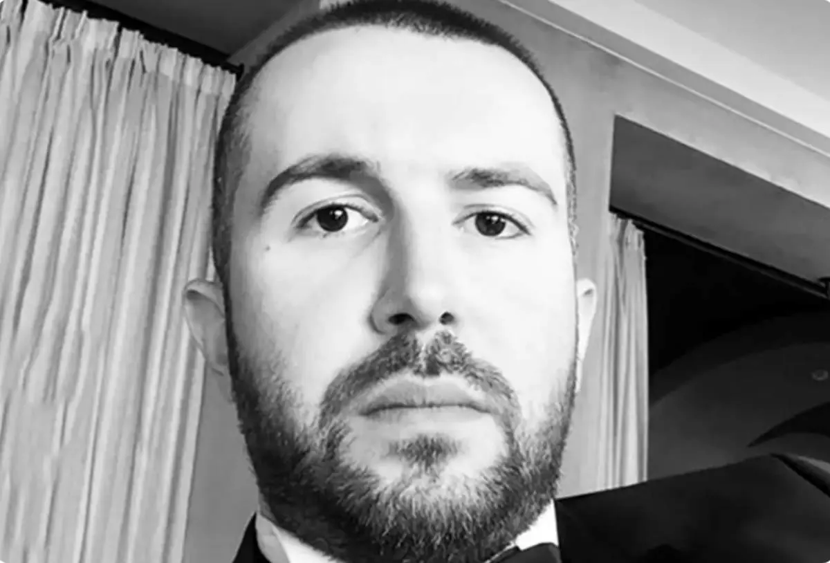 رپر گروه زدبازی کنار بچه‌های هلال احمر چای نوشید + عکس