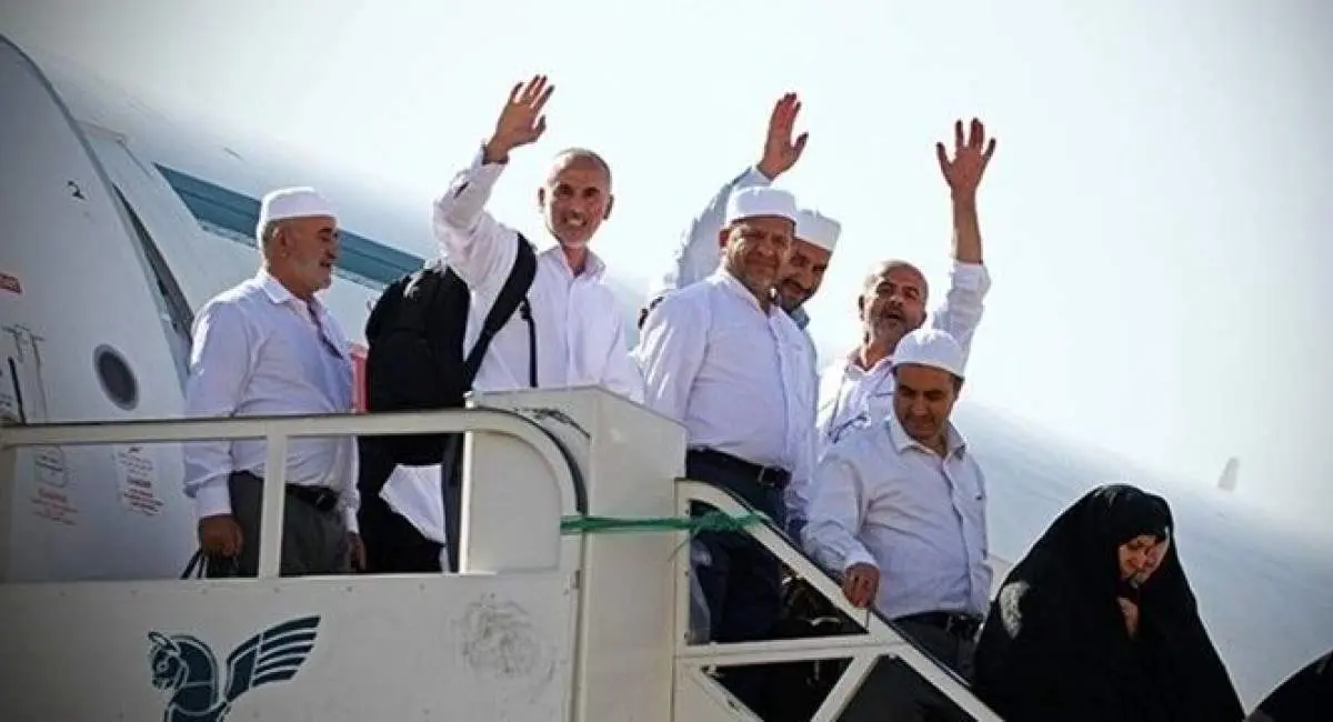 با حجاج روبوسی نکنید