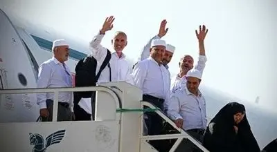 با حجاج روبوسی نکنید

