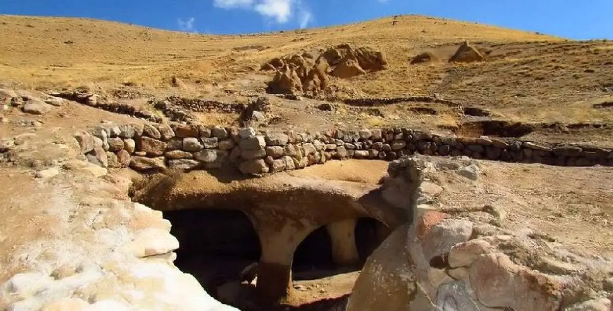 خانه های مرموز و دست کند زیرزمینی روستای تاریخی حیله ور در استان آذربایجان شرقی+ فیلم


