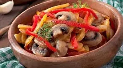  خوراک مرغ و قارچ چند کالری دارد ؟