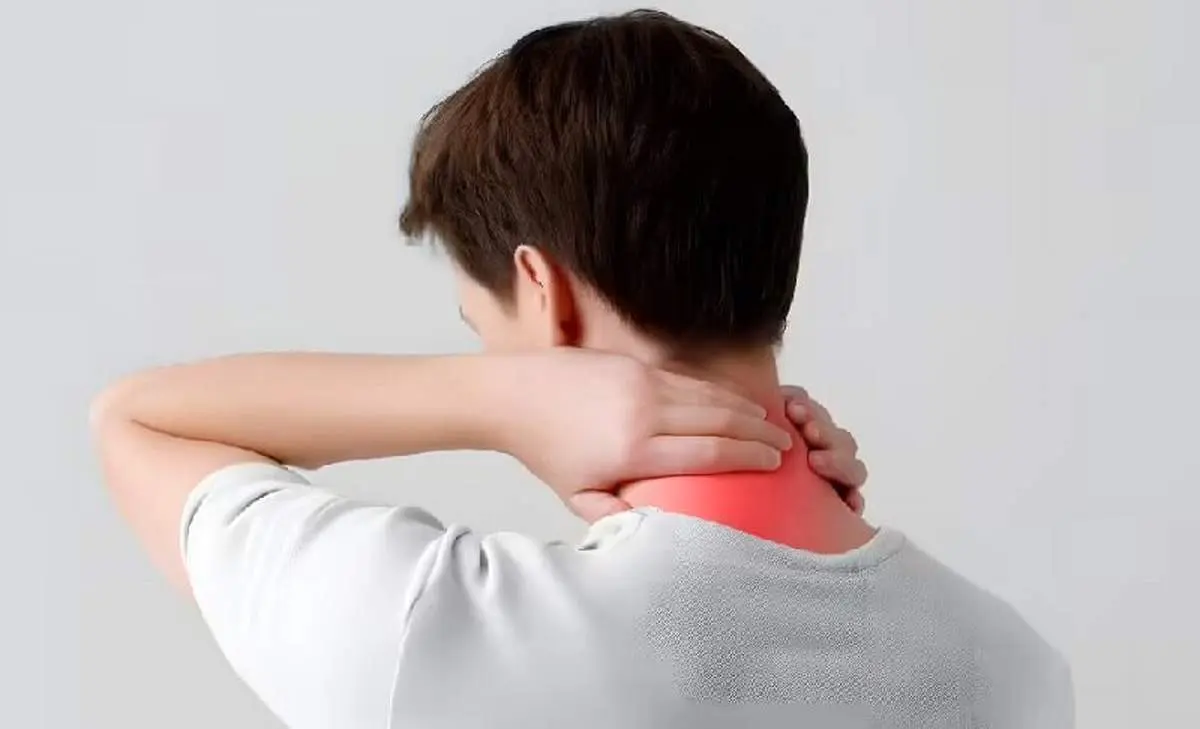 چرا گردن‌تان درد می‌گیرد؟ مقصر این عادت‌های ساده‌اند