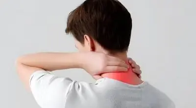 چرا گردن‌تان درد می‌گیرد؟ مقصر این عادت‌های ساده‌اند